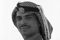 عکس| سفر در زمان؛ «ملک حسین پادشاه اردن» در کنار مادرش در یک خانه سالمندان در سوئیس؛ سال 1331