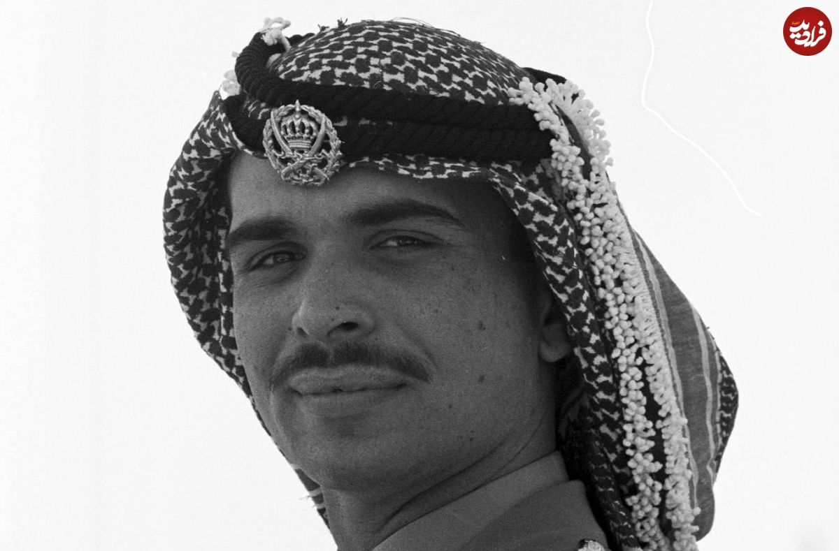 عکس| سفر در زمان؛ «ملک حسین پادشاه اردن» در کنار مادرش در یک خانه سالمندان در سوئیس؛ سال 1331