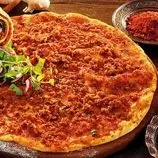 لاهماجون خوش‌عطر و ترد؛ پیتزای گوشتی ارمنی