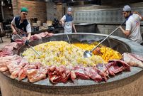 ببینید؛ غذای خیابانی در ازبکستان؛ پخت سمرقندپلو با گوشت در دیگ 3 تنی در تاشکند