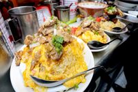 ببینید؛ غذای خیابانی در ژاپن؛ پخت یک غذای محبوب با برنج، گوشت و تخم مرغ در یوکوهاما