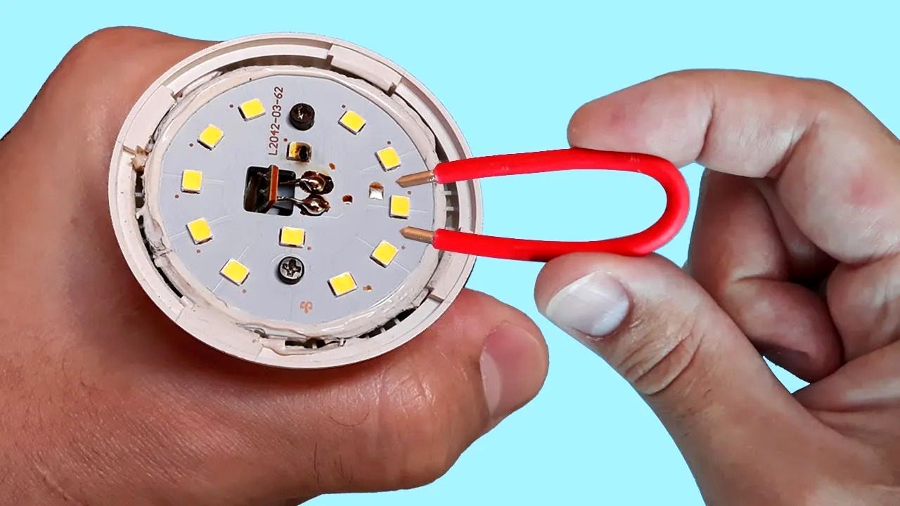 (ویدئو) روش درخشان برقکار آمریکایی برای تعمیر لامپ LED با کاتر