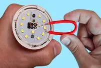 (ویدئو) روش درخشان برقکار آمریکایی برای تعمیر لامپ LED با کاتر