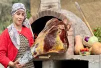 ببینید| غذای روستایی در ایران؛ کباب کردن ران گاو در تنور همراه با پخت نان و سیب زمینی