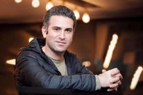 عکس؛ چهره متفاوت هوتن شکیبا در پشت صحنه سریال «سووشون»
