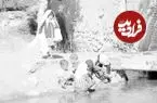 عکس| سفر زمان؛ بازی کودکان روستایی در کنار جوی آب؛ دهۀ 1330