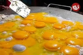 ببینید| غذای خیابانی در هند؛ پخت یک املت محبوب با پیاز و ادویه در بمبئی