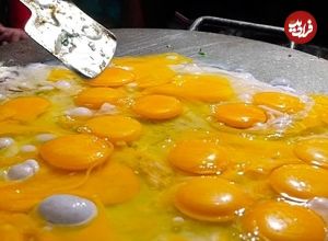 ببینید| غذای خیابانی در هند؛ پخت یک املت محبوب با پیاز و ادویه در بمبئی