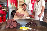 ببینید؛ غذای خیابانی در افغانستان؛ پخت چپلی کباب مشهور در کابل 