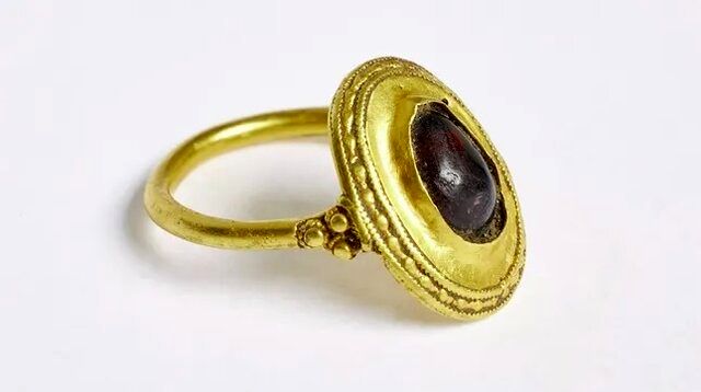 کشف انگشتر طلای ۱۵۰۰ساله