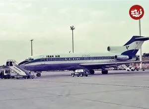 عکس| سفر زمان؛ مهمانداران خانم و خلبانان ایران‌ایر در حال گفتگو پای پله هواپیما؛ دهه 50