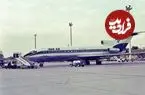 عکس| سفر زمان؛ مهمانداران خانم و خلبانان ایران‌ایر در حال گفتگو پای پله هواپیما؛ دهه 50