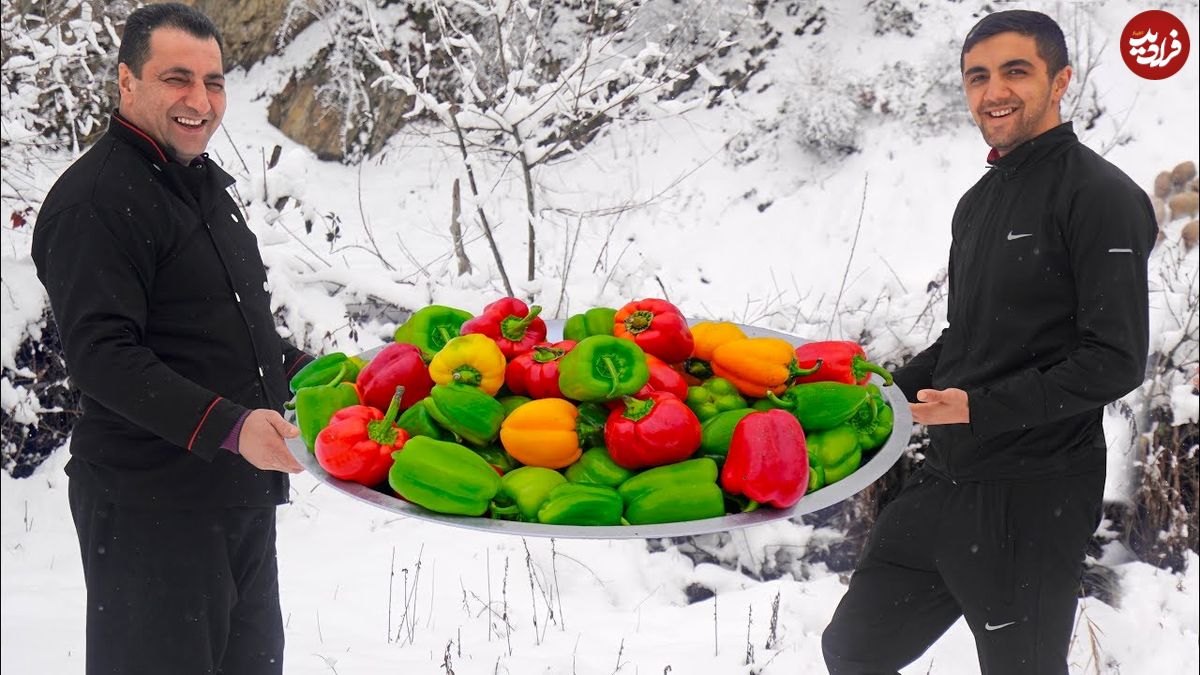 ببینید| غذای روستایی در آذربایجان؛ پخت یک املت متفاوت با فلفل دلمه ای و گوجه