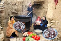 ببینید؛ غذای روستایی در افغانستان؛ پخت قابلی پلو توسط خانواده افغان