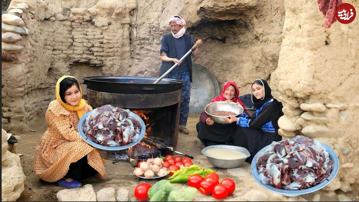 ببینید؛ غذای روستایی در افغانستان؛ پخت قابلی پلو توسط خانواده افغان