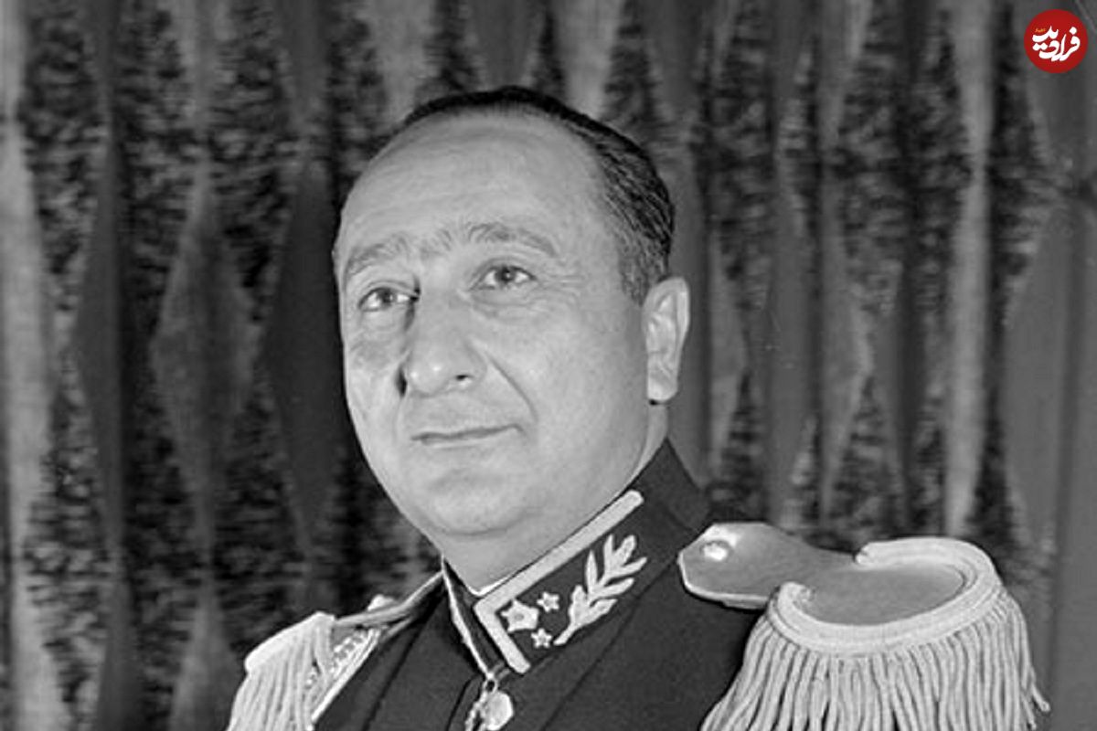 عکس؛ سفر در زمان؛ «نصیری، رئیس ساواک در حال بوسیدن دست محمدرضا پهلوی»؛ دهه 40
