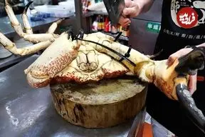 ببینید| غذای خیابانی در چین؛ برنج سرخ شده با شاه خرچنگ تاسمانی 3000 دلاری در پکن