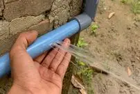 (ویدئو) نحوه رفع نشتی لوله آب بدون بستن شیر و بریدن لوله به سبک استاد آمریکایی