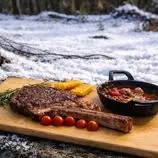 ببینید| غذای روستایی در آمریکا؛ پخت استیک روی آتش و در هوای برفی جنگل