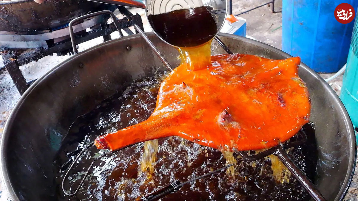 (ویدئو) غذای خیابانی در تایلند؛ پخت اردک سوخاری به روش آشپز شهیر بانکوکی