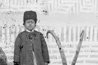 عکس| سفر زمان؛ کودک قاجاری با قمه در کنار حیوانات شکارشده