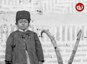 عکس| سفر زمان؛ کودک قاجاری با قمه در کنار حیوانات شکارشده