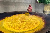 ببینید؛ غذای روستایی در هند؛ پخت پاکورا در ساج غول پیکر توسط یک مادربزرگ