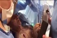  درآوردن تومور مغزی هنگام نواختن پیانو!
