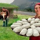 ببینید| غذای روستایی در آذربایجان؛ تهیه پای پنیر سنتی با شیر تازه در طبیعت روستا