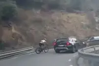 (ویدیو) لحظه هولناک شاخ به شاخ شدن دوچرخه‌سوار با یک خودرو