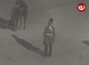 عکس| سفر زمان؛ تصویری از حیاط یک کاروانسرا در شهر قزوین در دوران ناصرالدین شاه