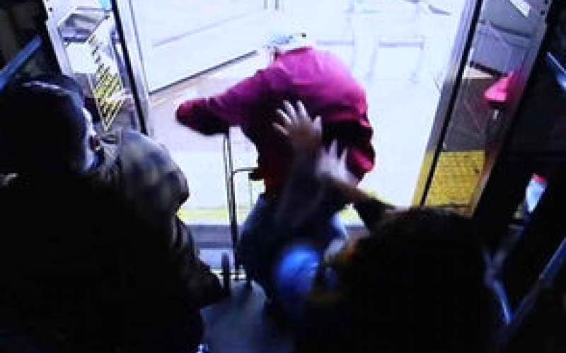 (ویدئو) لحظه وحشیانه هُل دادن یک زن از اتوبوس به بیرون