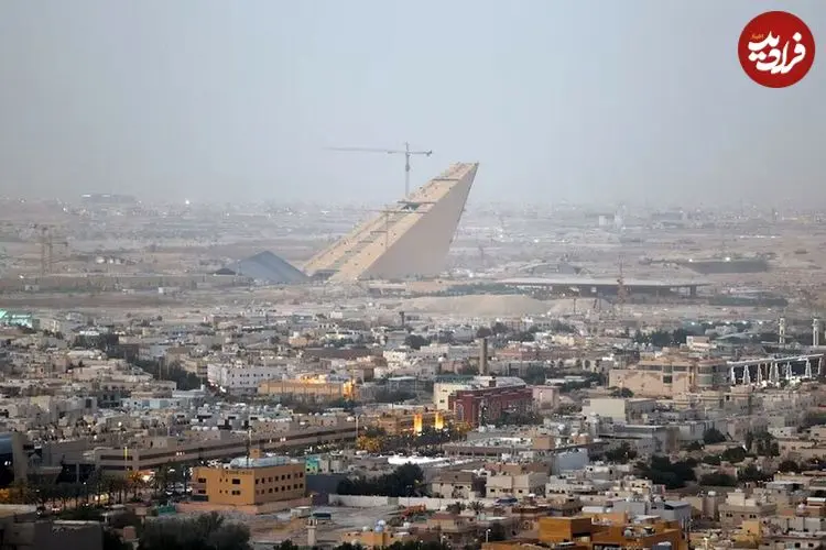 پایان ماه عسل طرح های توسعه بلندپروازانه عربستان سعودی؛ حقوق و مزایای شغلی کاهش یافت؛ ریاض برای ادامه این روند به نفت 100 دلاری نیاز دارد