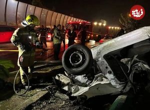 ببینید؛ برخورد خودرو با گاردریل حین فعالیت شبانه پاکبانان