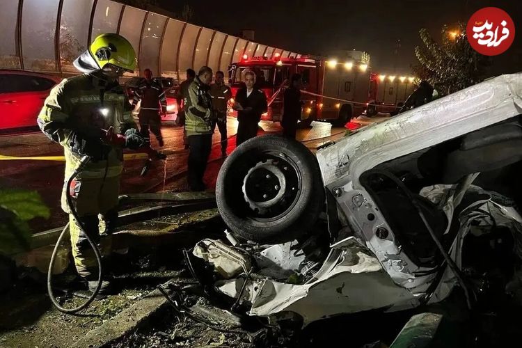 ببینید؛ برخورد خودرو با گاردریل حین فعالیت شبانه پاکبانان