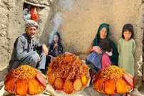 ببینید| غذای روستایی در افغانستان؛ پخت ماکارونی با ته دیگ سیب زمینی توسط زوج افغان