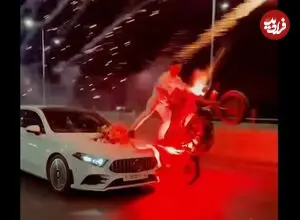 ببینید| تک‌چرخ و آتش‌بازی موتورسوار کنار ماشین عروس