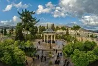 عکس| سفر زمان؛ زن‌ها در حیاط «حافظیه»؛ 53 سال قبل