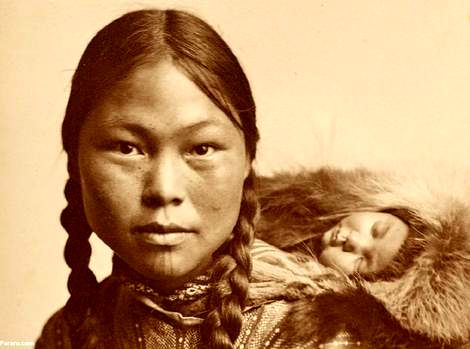 (تصاویر) سال ۱۹۰۰؛ پرتره‌های صمیمی از بومیان آلاسکا 