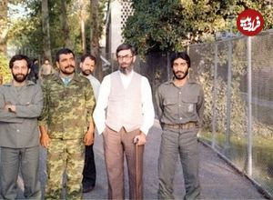 عکس؛ سفر به تاریخ؛ «رهبر انقلاب» با ماسک ضد گاز در بازدید از یک معدن؛ دهۀ 70