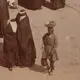 عکس| سفر زمان؛ «زنان تهرانی» در حال خرید کردن جلوی صحن مسجد سپهسالار؛ 135 سال قبل