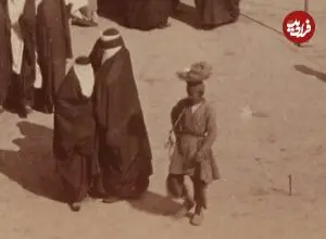 عکس| سفر زمان؛ «زنان تهرانی» در حال خرید کردن جلوی صحن مسجد سپهسالار؛ 135 سال قبل