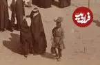 عکس| سفر زمان؛ «زنان تهرانی» در حال خرید کردن جلوی صحن مسجد سپهسالار؛ 135 سال قبل
