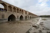 (ویدیو) خوابیدن عجیب و خنده‌دار یک اصفهانی در زاینده‌رود