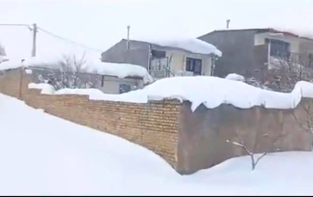 (ویدئو) بارش یک متری برف مردم این نقطه از کشور را غافلگیر کرد 