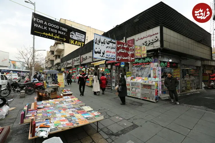 عکس| سفر به تهران قدیم؛ «خیابان انقلاب، مقابل دانشگاه تهران»؛ 13 آبان 1357