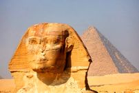 مشهورترین مجسمۀ مصر باستان شبیه کیست؟