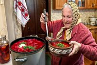 ببینید؛ غذای روستایی در اوکراین؛ پخت غذا با لبو در هوای برفی توسط یک مادربزرگ