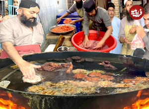 (ویدئو) غذای خیابانی در پاکستان؛ پخت چاپلی کباب افغان به روش لاهوری ها