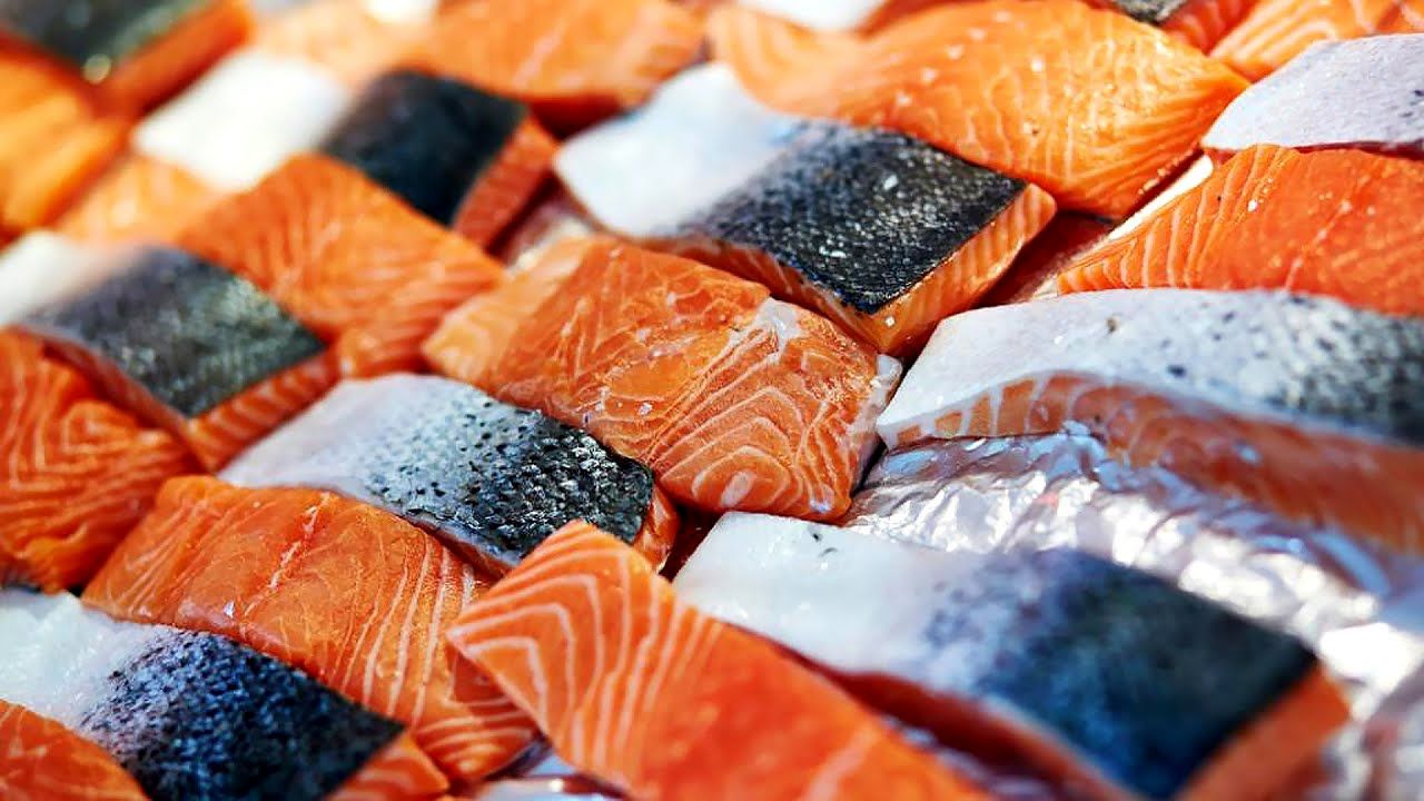 (ویدئو) ببینید گران ترین ماهی سالمون جهان چگونه برش و بسته بندی می شود